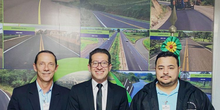 MAQUINÁRIO: Câmara consegue cedência de um trator para o município.